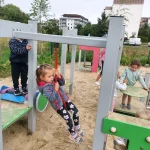 Króliczki - praca plastyczna oraz wyjście na spacer i pobliski plac zabaw