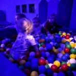 Dinusie i zajęcia w sali Terapii Światłem