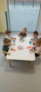 Króliczki robią maski karnawałowe