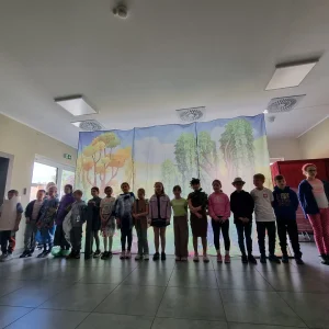 Dinusie - Przedstawienie pt. Jak uratować las w wykonaniu uczniów z SP nr 8