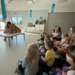 Delfinki i teatrzyk kamishibai