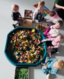 Dinusie - Gramy zmysłami -jesienna ścieżka sensoryczna