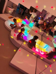 Dinusie - Integracja Sensoryczna w Sali Doświadczania Świata