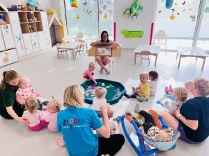 Dinusie - Teatrzyk Kamishibai-Mała Kropka