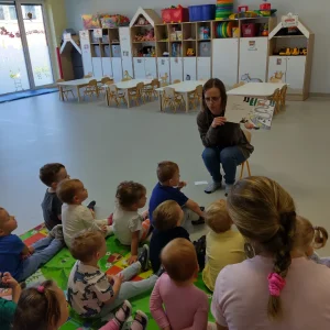 Króliczki - odwiedziny pani z biblioteki