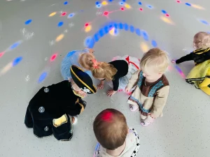 Dinusie - dzień postaci z bajek