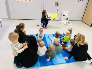 Dinusie - cykliczne odwiedziny Pani z Biblioteki Miejskiej