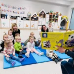 Dinusie - cykliczne odwiedziny Pani z Biblioteki Miejskiej