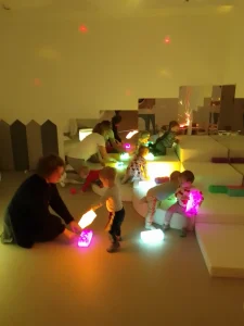 Niedźwiadki - zabawy w sali terapii światłem