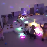 Niedźwiadki - zabawy w sali terapii światłem