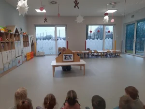 Delfinki - Teatrzyk kamishibai pod tytułem ,,Wielka wyprawa małego pingwina”