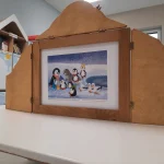 Delfinki - Teatrzyk kamishibai pod tytułem ,,Wielka wyprawa małego pingwina”