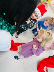 Dinusie - zabwy ruchowe -rzucanie śnieżkami