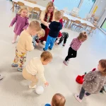 Dinusie - zabawy ruchowe - rzucanie śnieżkami