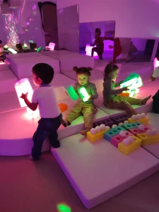 Króliczki - Zabawy w sali terapii światłem