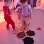 Króliczki - Zabawy w sali terapii światłem