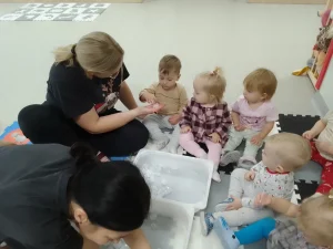 Niedźwiadki - zabawy sensoryczne z lodem