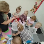 Niedźwiadki - zabawy sensoryczne z lodem