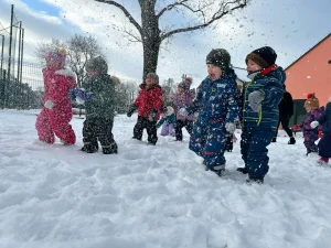 Delfinki - Zabawy na śniegu