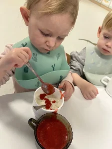 Dinisie - Jem sam - uczymy się samodzielnego nakładania posiłków