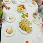 Dinusie - Jem sam - uczymy się samodzielnego nakładania posiłków