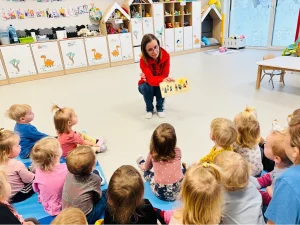 Dinusie - Pani z biblioteki czyta dzieciom - Małgosia z ulicy Czereśniowej