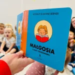 Dinusie - Pani z biblioteki czyta dzieciom - Małgosia z ulicy Czereśniowej