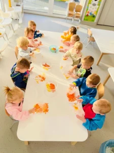 Dinusie - Pracowite pszczółki