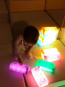 Króliczki - Zabawy w sali terapii światłem