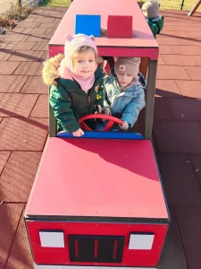 Króliczki - Zabawy na placu zabaw