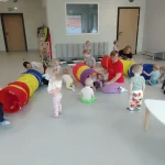 Niedźwiadki - zabawy w tunelu