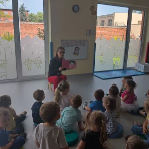 Króliczki - Odwiedziny Pani z Biblioteki